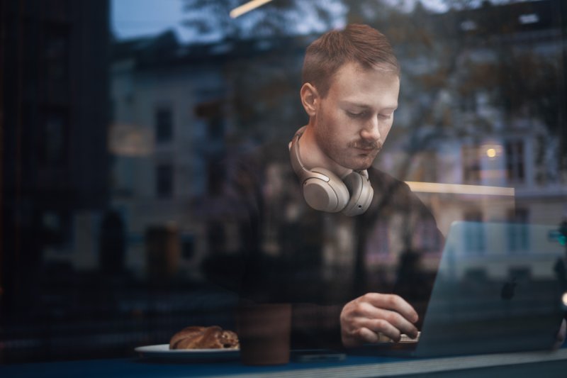 Student på kafe med datamaskin